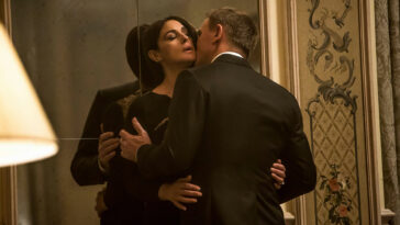Daniel Craig küsst Monica Bellucci in James Bond Spectre